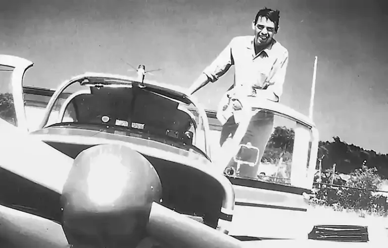 Jacques Brel sur son avion